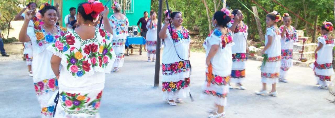 MAYAN WOMEN DANCERS